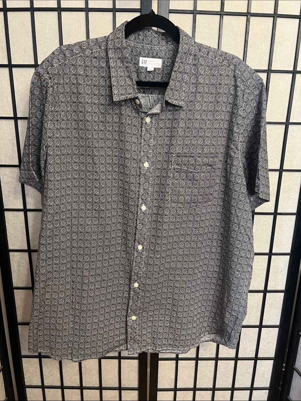 GAP Men's Short Sleeve Button-Down Shirt — Gray Geometric Print